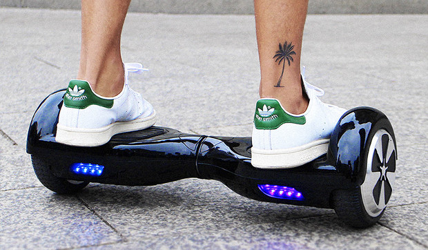 Cat 2Droid Hoverboard mit Fahrer auf dem Gehweg