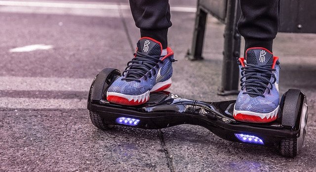 Schwarzes Hoverboard mit LED-Beleuchtung