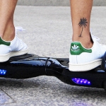 Cat 2Droid Hoverboard mit Fahrer auf dem Gehweg