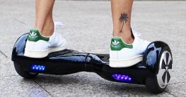 Cat 2Droid Hoverboard mit Fahrer auf dem Gehweg