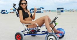 Frau mit Hoverseat am Strand